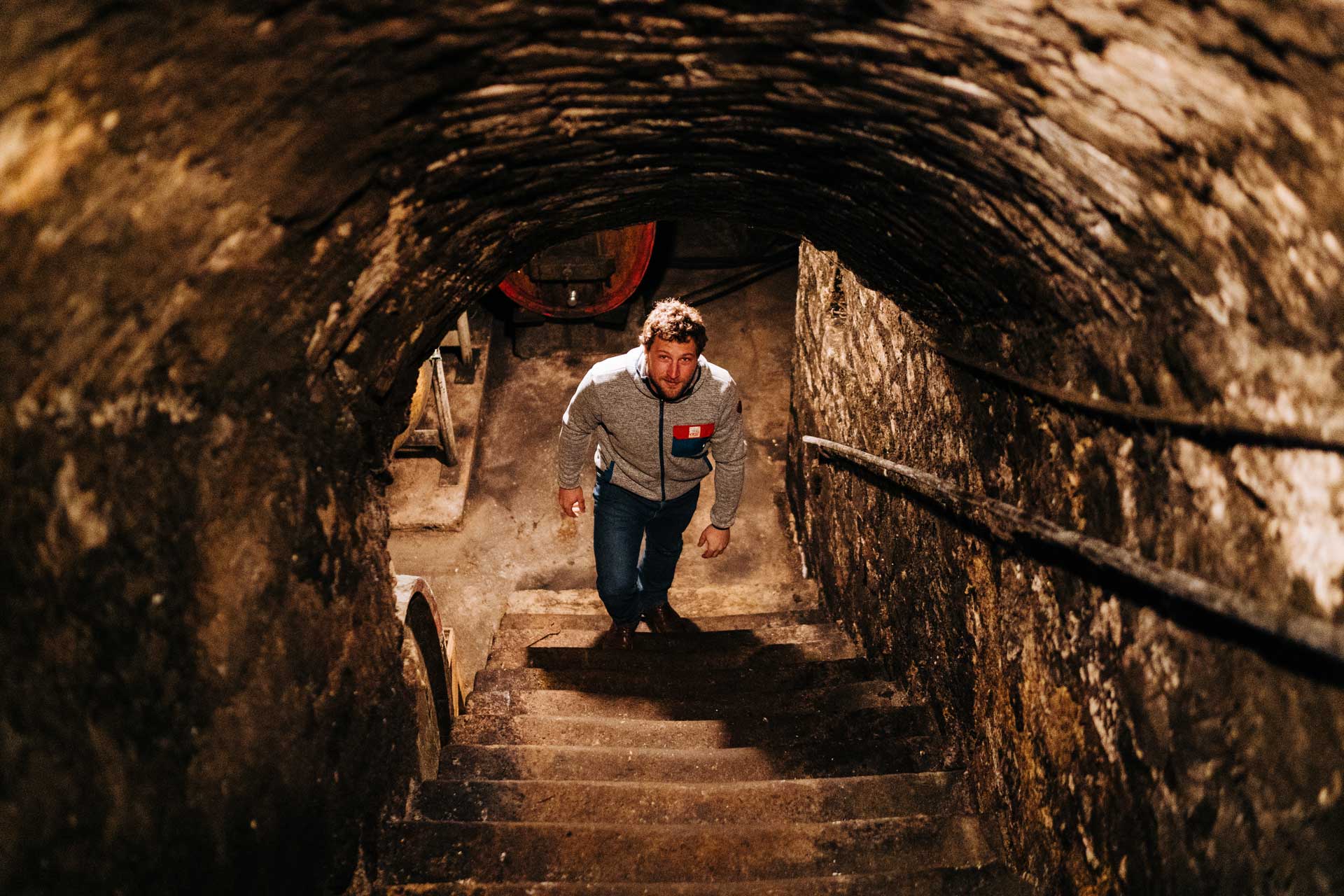 Philipp Brummund geht die Kellertreppe hinauf